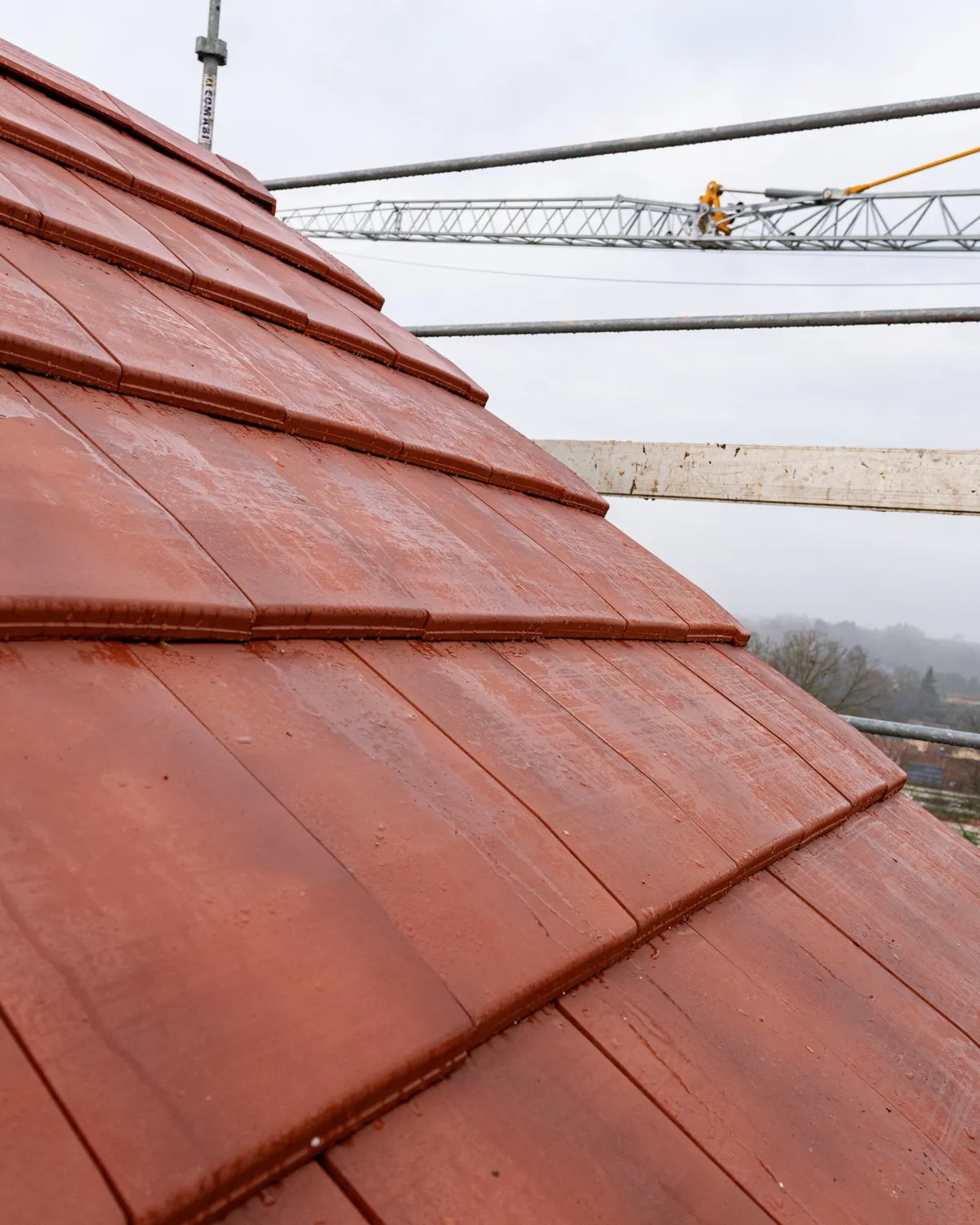 Toiture en tuiles mécaniques rouges fraichement rénovée