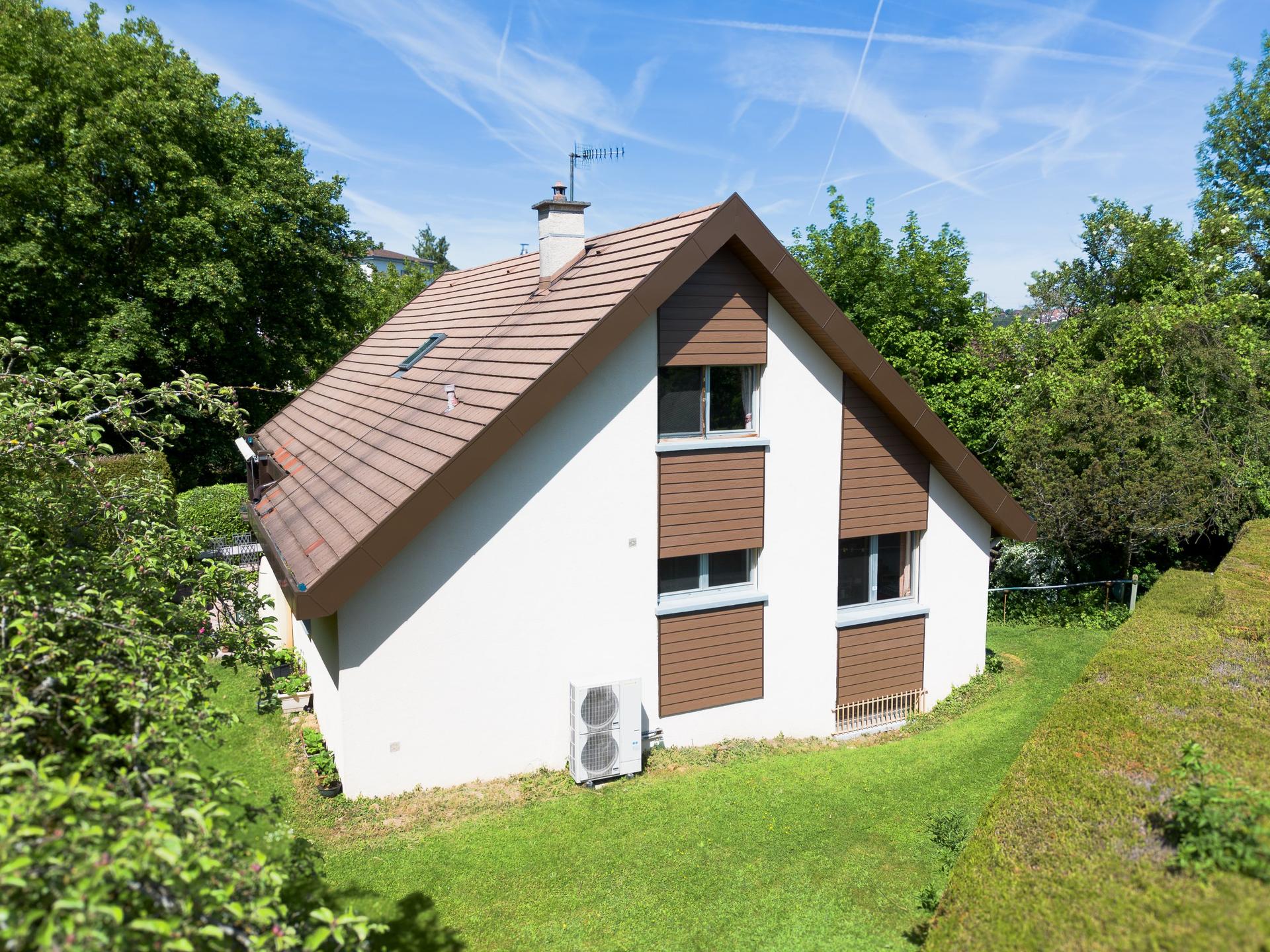 Maison avec pignon en bardage Cedral, rives en tôle pré-laquée et débord de toit PVC chêne